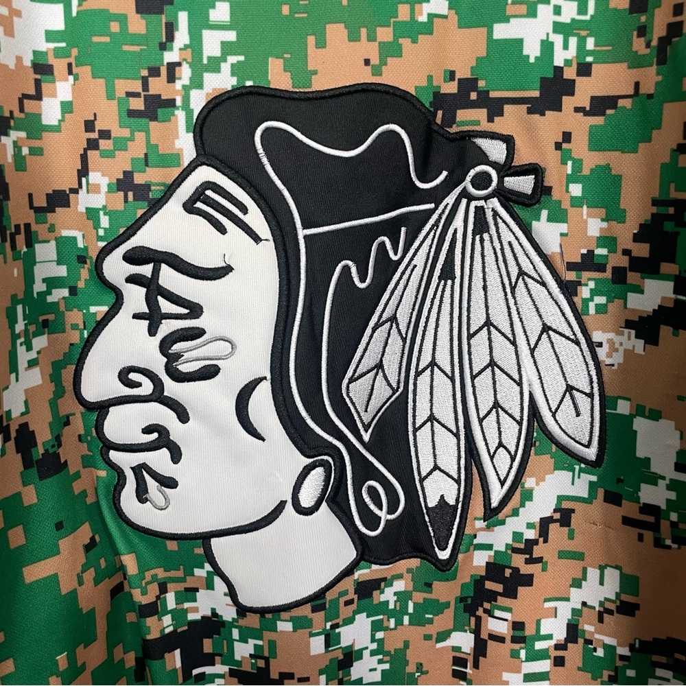 VTG CCM Reebok Chicago Blackhawks Brandon Saad Jersey Camo Veterans Sz 48 NHL - Picture 4 of 14
